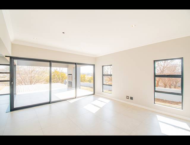 4 BEDROOM GATED ESTATE FOR SALE IN WATERLAKE FARM LIFESTYLE ESTATE